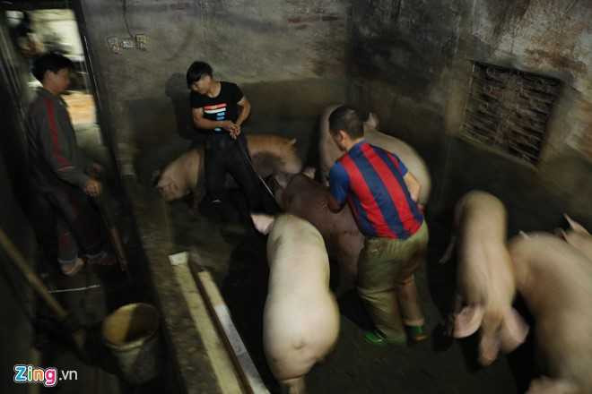 Dai gia dinh gan 70 nguoi bat lon, mo hoi goi banh chung hinh anh 1