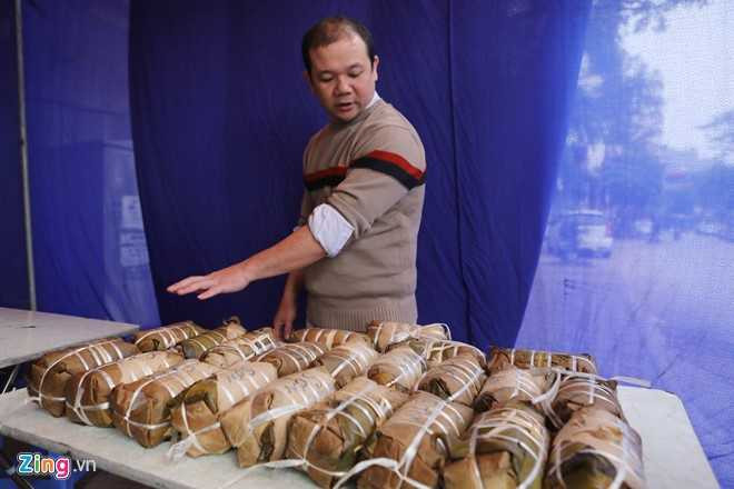 Dai gia dinh gan 70 nguoi bat lon, mo hoi goi banh chung hinh anh 4