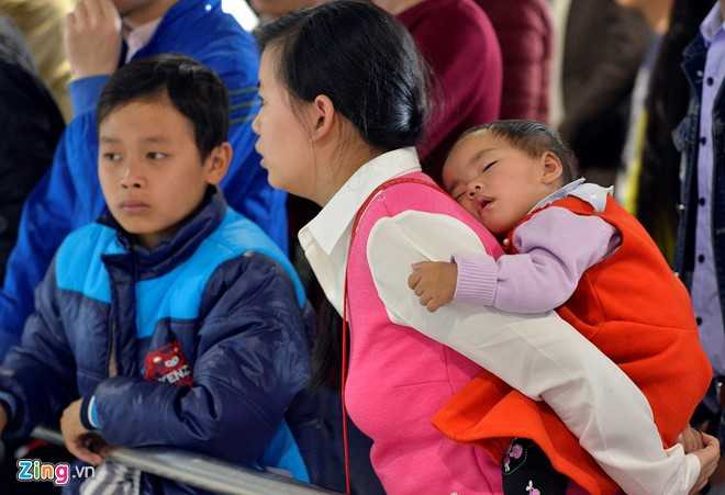 San bay Noi Bai chat cung hanh khach tu nuoc ngoai ve an Tet hinh anh 10