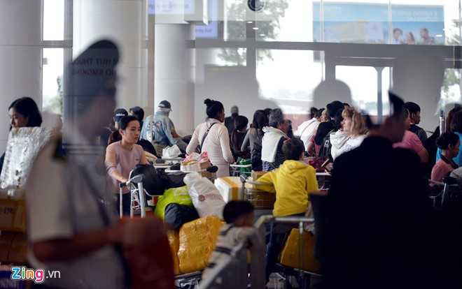 San bay Noi Bai chat cung hanh khach tu nuoc ngoai ve an Tet hinh anh 11