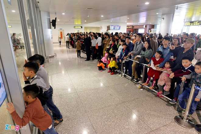 San bay Noi Bai chat cung hanh khach tu nuoc ngoai ve an Tet hinh anh 2