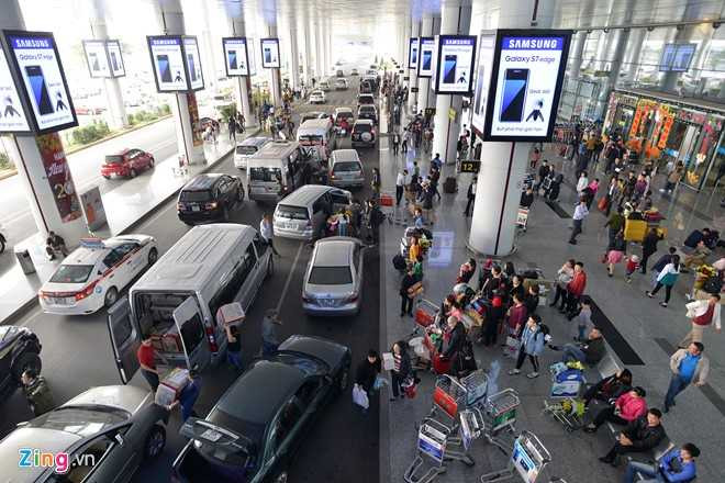 San bay Noi Bai chat cung hanh khach tu nuoc ngoai ve an Tet hinh anh 5