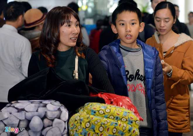 San bay Noi Bai chat cung hanh khach tu nuoc ngoai ve an Tet hinh anh 9