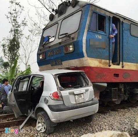 Tau hoa keo le oto 20 m, 4 nguoi thoat chet hinh anh 1