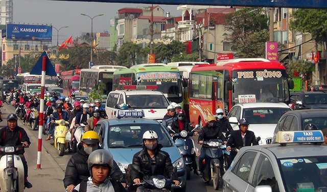  Trong khi đó lượng người đi xe khách và phương tiện cá nhân rất đông. Sau ngày làm việc cuối cùng, người dân đổ ra các tuyến đường khiến cửa ngõ Hà Nội ùn tắc nghiêm trọng. 