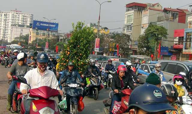 Đường phố nêm cứng ô tô, xe máy