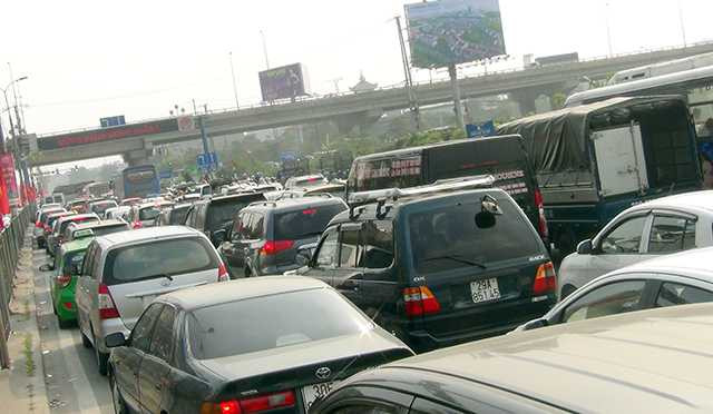  Ô tô ken cứng trên đường. 