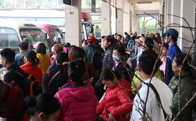  Theo ghi nhận của phóng viên Dân trí, trong sáng nay số lượng hành khách đổ về bến xe Mỹ Đình đã tăng hơn nhiều so với những ngày trước đây. Do quy hoạch lại nên hành khách chủ yếu đến bến xe Mỹ Đình để về quê ở các tỉnh miền núi phía Bắc. 