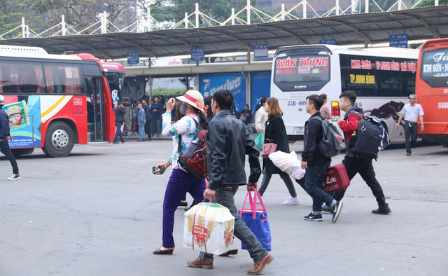 Tuy số lượng hành khách đông hơn nhưng tình hình bên trong bến xe khá trật tự, không có cảnh lôi kéo, tranh giành khách xảy ra.