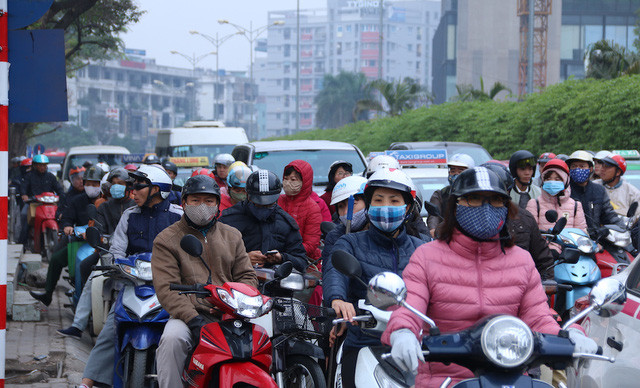 Một số tuyến đường quanh bến xe Mỹ Đình bị ùn ứ nghiêm trọng khiến lực lượng an ninh khá vất vả để điều tiết.