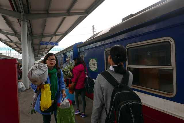  Trong khi đó, tại ga Hà Nội lượng người chờ mua vé khá thưa thớt. Theo một nhân viên soát vé, lượng người về quê ăn Tết rải rác từ nhiều ngày trước nên không gây ra hiện tượng ùn ứ và quá tải trong hôm nay. 