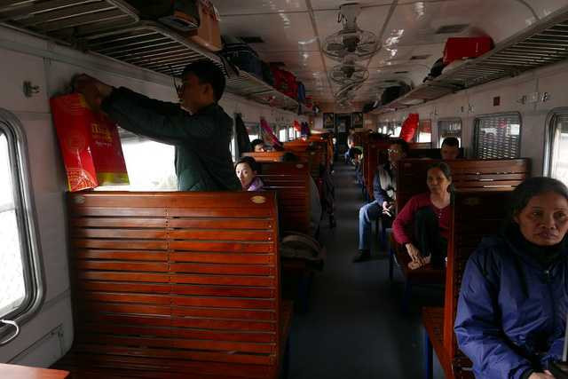 Bên trong các toa tàu còn khá nhiều chỗ trống. Lượng người ít nên nhiều hành khách về quê ăn Tết cho biết họ cảm thấy khá dễ thở và thuận lợi hơn so với mọi năm.