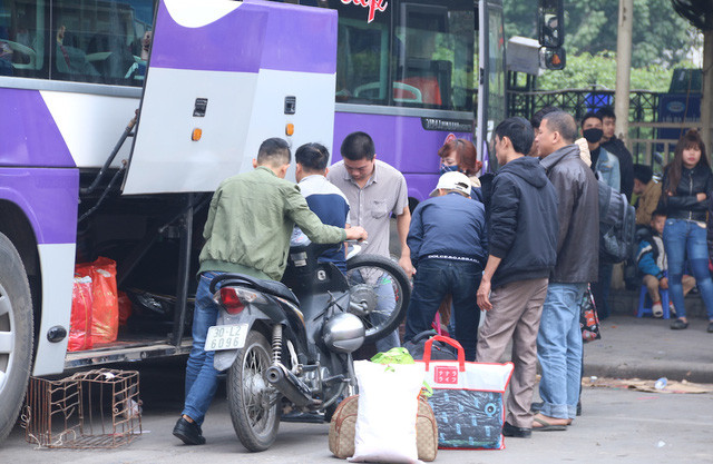 Nhiều người về quê ăn tết còn mang theo cả xe máy về để lấy phương tiện đi lại.