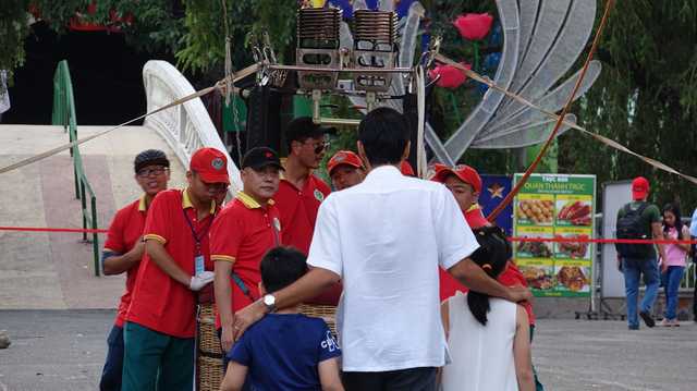 Hàng ngàn du khách đưa gia đình đến đây trải nghiệm bay cùng khinh khí cầu.