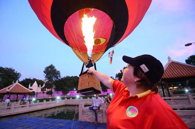 Chuyên gia nước ngoài đang điều khiển khinh khí cầu mi-ni.