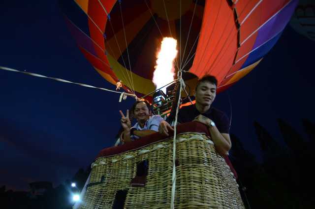 Du khách khá thích thú khi nơi đây có không gian rộng và khinh khí cầu to.