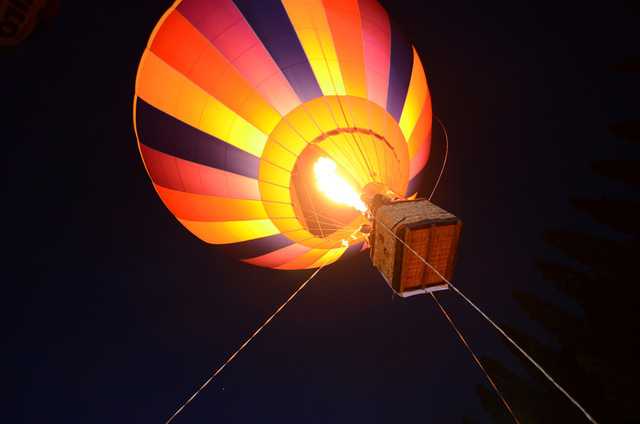 Vào buổi tối, ánh sáng từ khinh khí cầu phát ra khá ấn tượng.