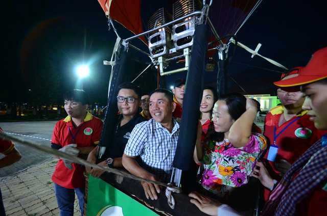 Ánh sáng từ khinh khí cầu làm khán giả rất thích thú.