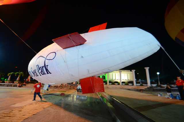 Khinh khí cầu Airship điều khiển từ xa bay quanh hồ Đầm Sen.