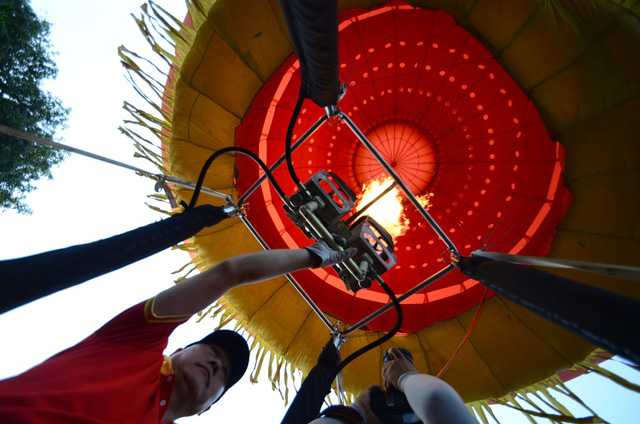 Phi công sử dụng lửa ga để bắn tạo áp suất đẩy khinh khí cầu bay lên.