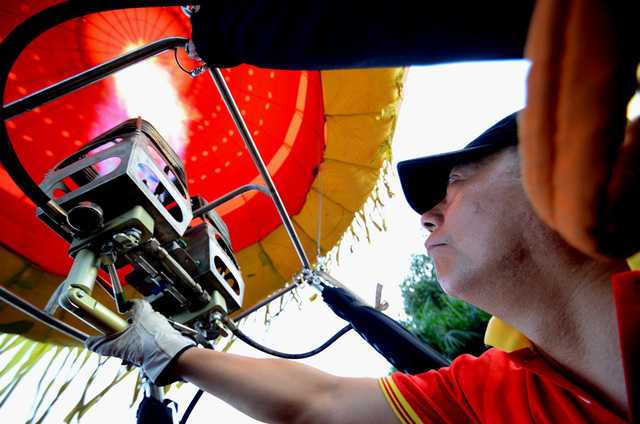 Sử dụng thiết bị tạo lửa bắn hơi nóng vào lòng khinh khí cầu đòi hỏi người sử dụng thành thạo và được đào tạo bài bản.