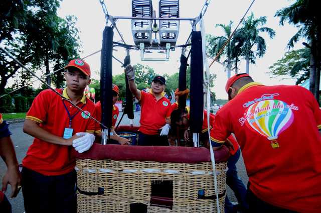 Để giữ khinh khí cầu đứng yên trên mặt đất cần phải có khoảng 7-9 người ngồi lên.