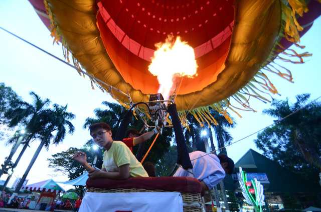 Do chưa quen với sức nóng của súng bắn ga, những du khách này nhoài người ra phía ngoài, nhưng khi bước xuống lại muốn đi thêm lần nữa. 