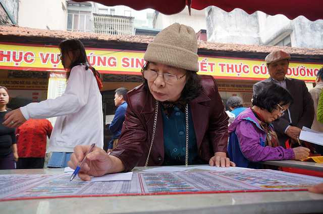  Người phụ nữ đứng tuổi cẩn thận tính toán các sao xấu theo bảng hướng dẫn. Sao chiếu mệnh và dâng sao giải hạn là quan niệm tâm linh riêng của khá nhiều người, không có trong phong tục Việt Nam và không chính thức tồn tại trong các nghi lễ của đạo Phật. Tuy nhiên, dâng sao giải hạn vẫn được nhiều người Việt thực hiện và coi như là biện pháp tâm linh để cầu mong những điều may mắn đến với bản thân, gia đình, cộng đồng, tránh những vận hạn không tốt. 