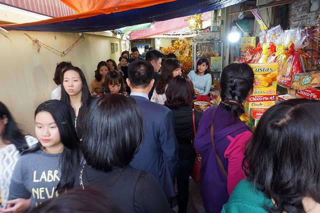  Càng về chiều, lượng người đến chùa Phúc Khánh càng đông khiến lối vào vốn đã nhỏ hẹp càng trở nên quá tải. 