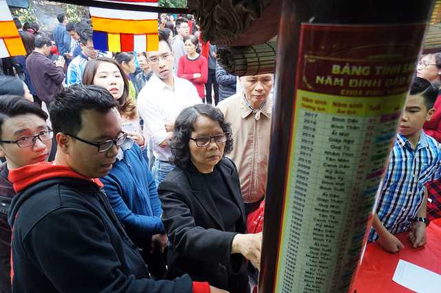  Trong khuôn viên, nhà chùa đã bố trí nhiều cột xem sao chiếu mệnh và các bàn phục vụ đăng ký để dâng sao tốt và giải sao xấu. 