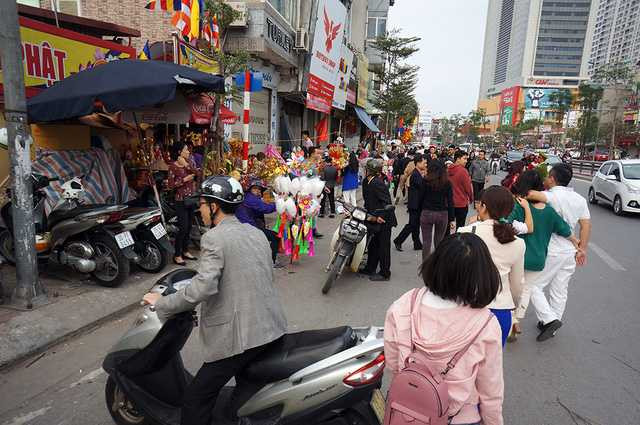  Theo quan dân gian, việc dâng sao giải hạn được thực hiện trong một số ngày tương ứng với từng sao, bắt đầu từ ngày mùng 8 trở đi. Tuy nhiên, ngay từ sáng ngày mùng 3 Tết (tức ngày 29/1), nhiều người đã đến chùa xem sao chiếu mệnh và đăng ký dâng sao giải hạn. Trong ảnh là quang cảnh phía trước lối đi vào chùa trên đường Tây Sơn, luôn có rất đông người ra vào. 