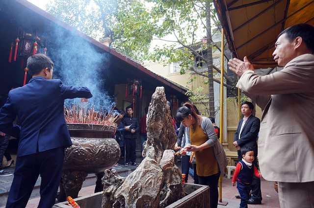  Đi chùa để bái Phật, tìm những giây phút tĩnh tâm hay để cầu an, để dâng sao giải hạn... là tín tâm riêng của mỗi người. Tuy nhiên, tất cả đều có chung một mong muốn những điều tốt lành sẽ đến với bản thân và gia đình, cộng đồng. 