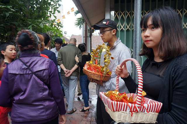  Các bạn trẻ tranh thủ bán muối cầu may trong dịp đầu năm mới ở chùa Phúc Khánh. 