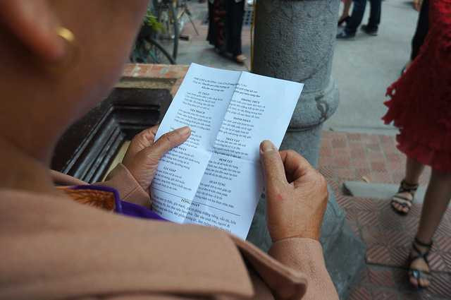  Đi chùa, nhiều người cũng bốc quẻ để xem tương lai trong năm sẽ diễn ra như thế nào. 