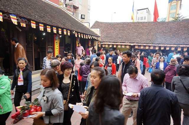  Chùa Phúc Khánh còn có tên gọi là chùa Sở nằm trên phố Tây Sơn (Đống Đa, Hà Nội). Chùa nổi tiếng ling thiêng, vì thế luôn có rất đông người dân tới chiêm bái, lễ Phật. Ngoài ra, đây cũng là nơi nhiều người tìm đến để dâng sao giải hạn theo quan niệm tâm linh riêng. Cao điểm nhất là tháng Giêng hàng năm, mỗi ngày có hàng nghìn lượt khách tới chùa. 