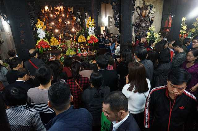  Trước Tam Bảo trong chùa Phúc Khánh, luôn có rất đông người hành lễ. 