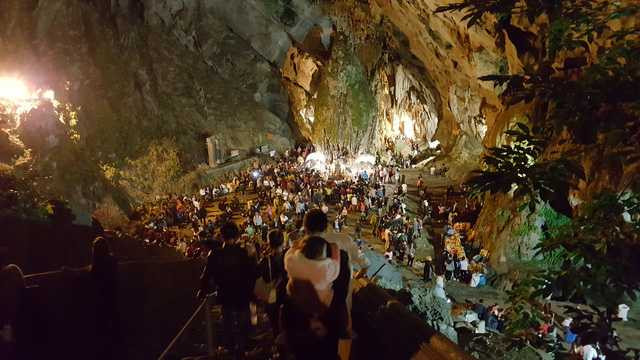 Động Hương Tích lúc 4h30 sáng nay....