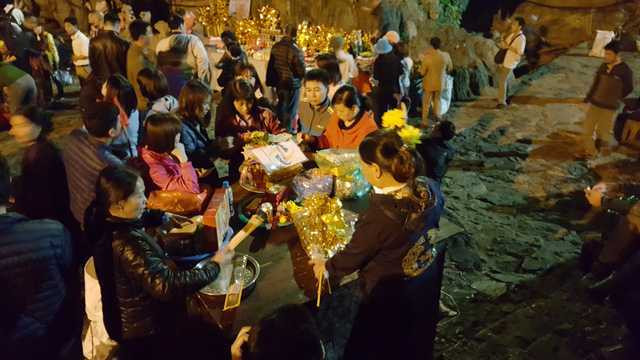 Người dân chuẩn bị đồ cúng lễ trong động Hương Tích.