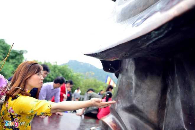 Hinh anh xau xi, phan cam ngap chua Bai Dinh dau nam moi hinh anh 11