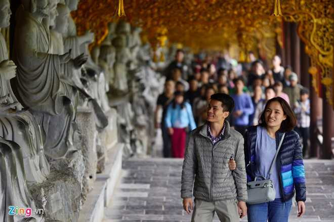 Hinh anh xau xi, phan cam ngap chua Bai Dinh dau nam moi hinh anh 1