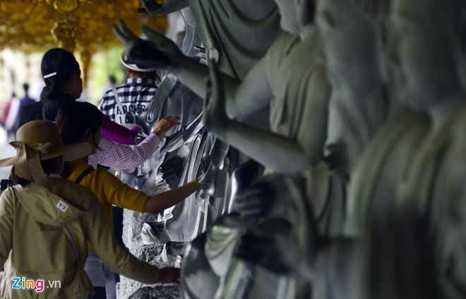 Hinh anh xau xi, phan cam ngap chua Bai Dinh dau nam moi hinh anh 4