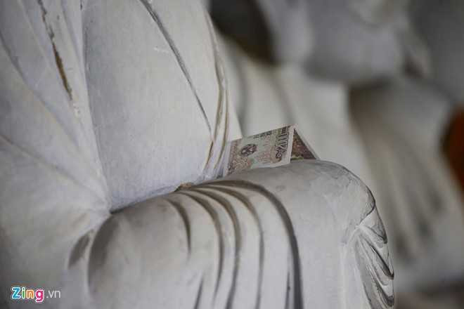 Hinh anh xau xi, phan cam ngap chua Bai Dinh dau nam moi hinh anh 5