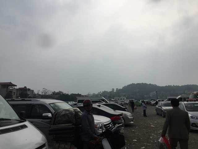  Bãi trông giữ ô tô, xe máy những ngày này không còn chỗ trống. 