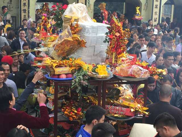  Biển người đông nghịt từ ngoài vào trong Đền Bà Chúa Kho. 