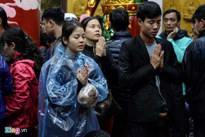 Quang chan ban hang, doi mua di le chua o cho Vieng hinh anh 2