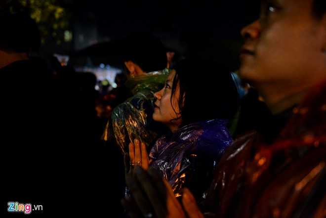 Quang chan ban hang, doi mua di le chua o cho Vieng hinh anh 3