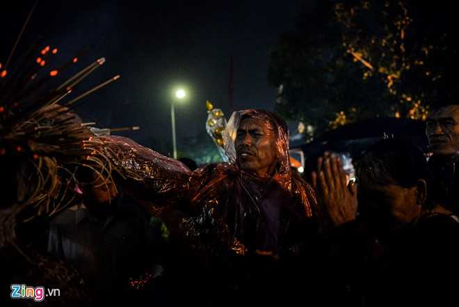 Quang chan ban hang, doi mua di le chua o cho Vieng hinh anh 4