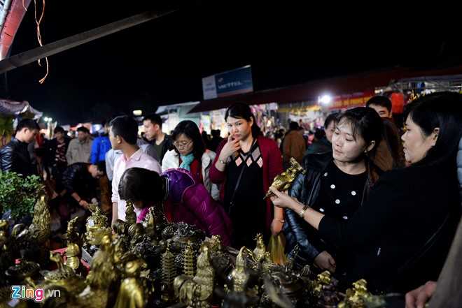 Quang chan ban hang, doi mua di le chua o cho Vieng hinh anh 13