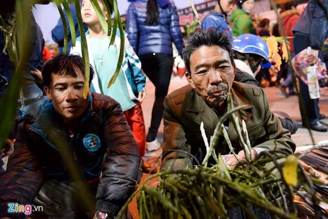 Quang chan ban hang, doi mua di le chua o cho Vieng hinh anh 15