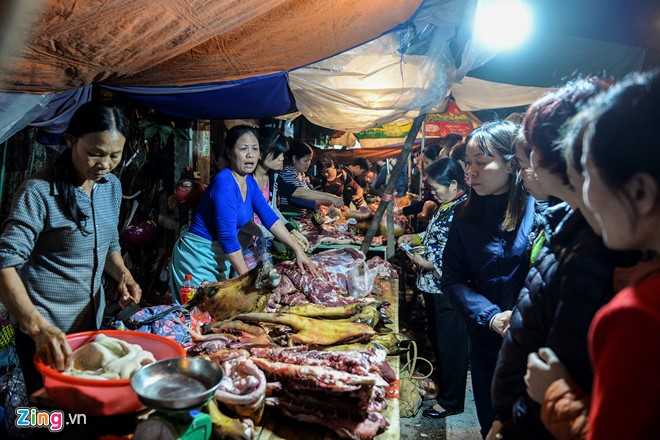 Quang chan ban hang, doi mua di le chua o cho Vieng hinh anh 16